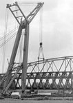 170426 Afbeelding van het uitnemen van de uit 1946 daterende Callender-Hamilton noodbrug van de spoorbrug over de ...